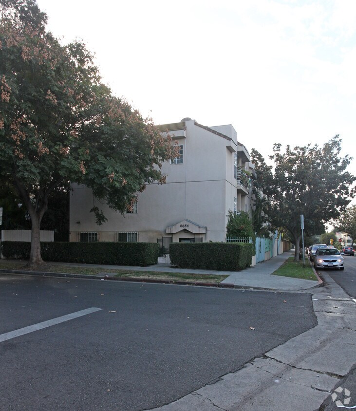 Foto del edificio - 6654 Leland Way