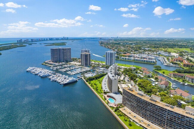 Foto del edificio - 134 Lakeshore Dr