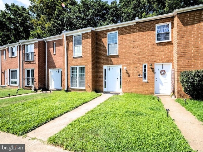 Building Photo - 10 Oak Dr