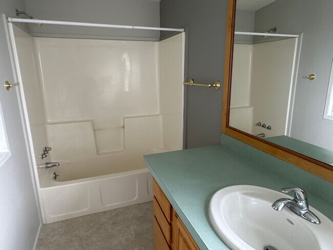 Building Photo - Laconner 2 Bedroom