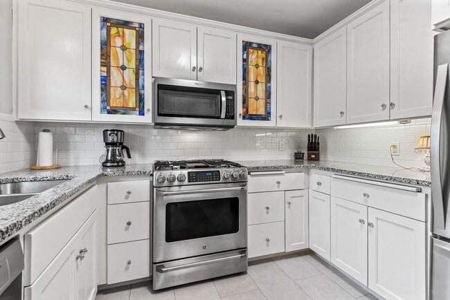 Building Photo - June 2025 ~ Cute 4 bedroom house. Spacious...