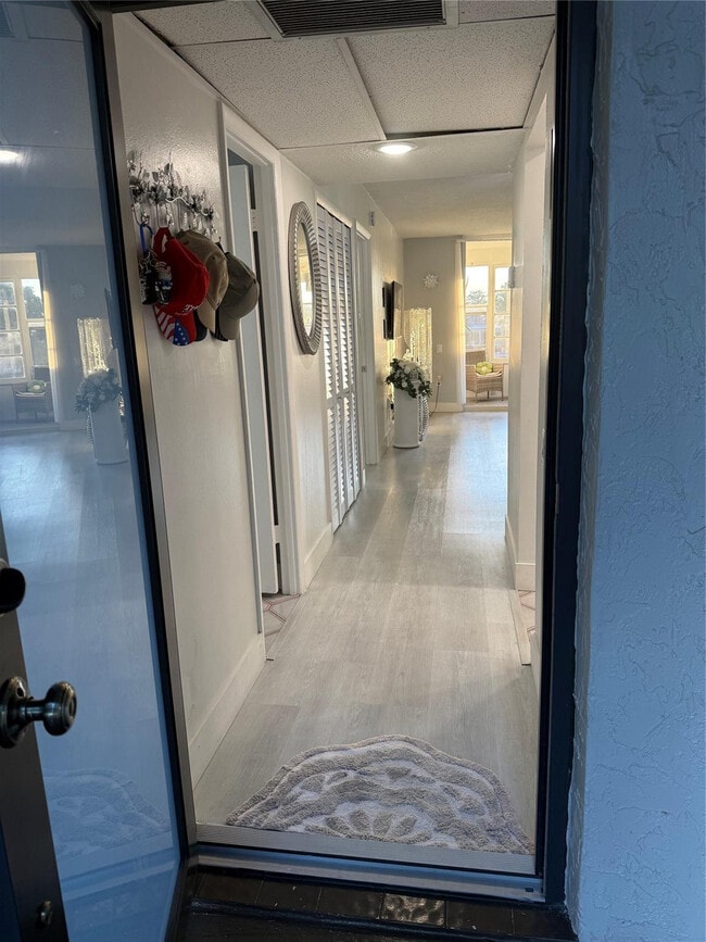 Foto del edificio - 9360 Lime Bay Blvd