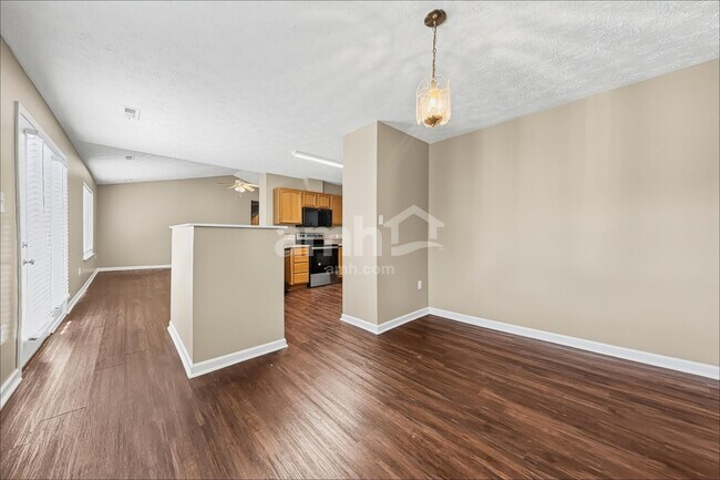 Foto del edificio - 6100 Glenmay Dr
