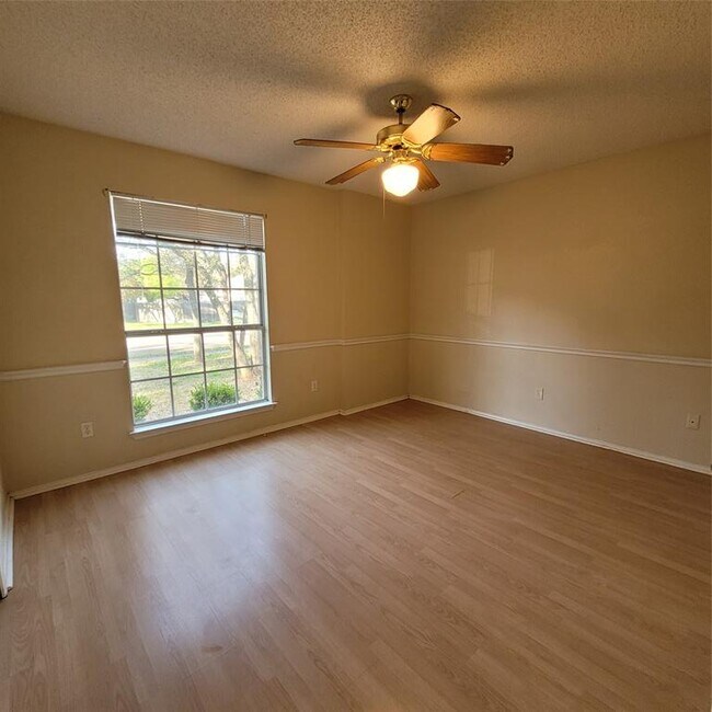 Foto del edificio - 1204 Cedar Oaks Dr