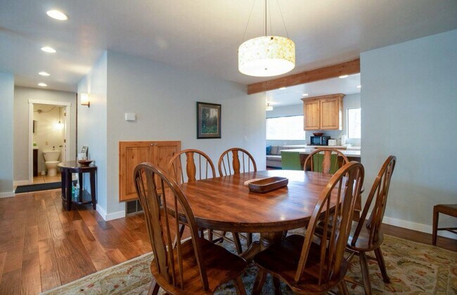 Foto del edificio - Fantastic 3-Bdr Home with Private Airport Access!