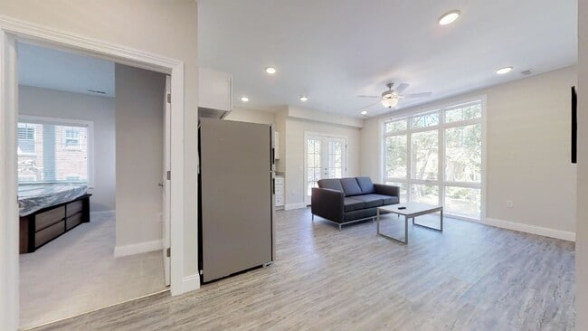 Interior Photo - 309 W Washington St