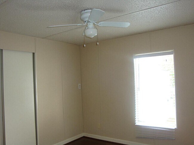 Foto del edificio - 2445 Precinct Line Rd