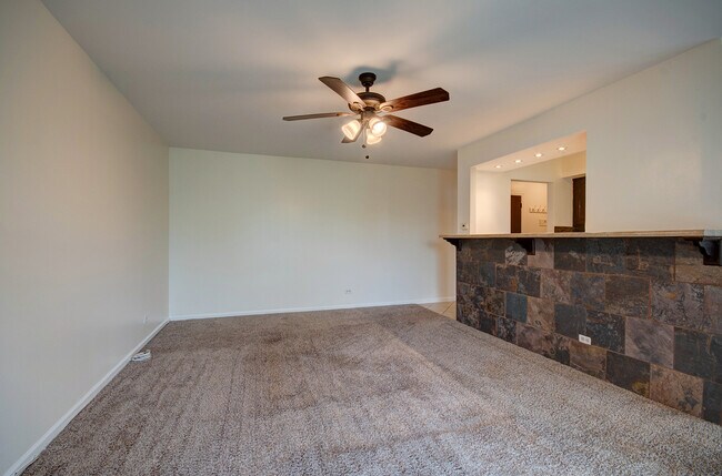 Building Photo - 2210 Country Club Dr