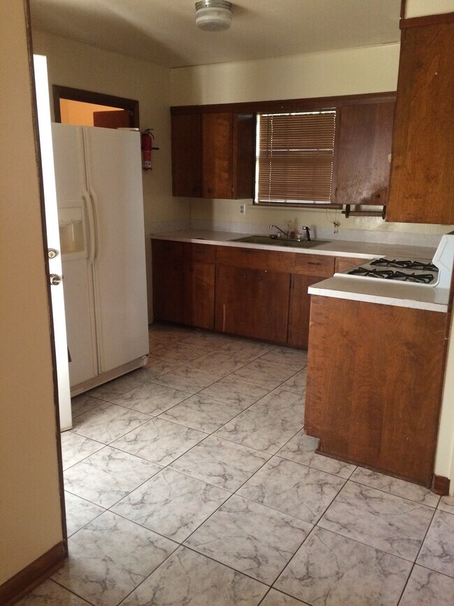 KITCHEN - 1110 Dulles Dr