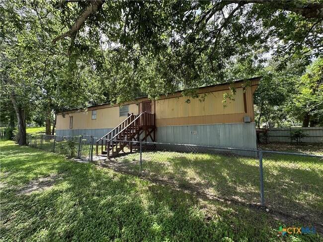 Foto del edificio - 311 Meadow Lake Dr