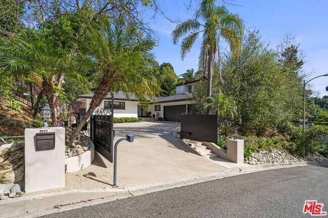 Building Photo - 9023 Alto Cedro Dr