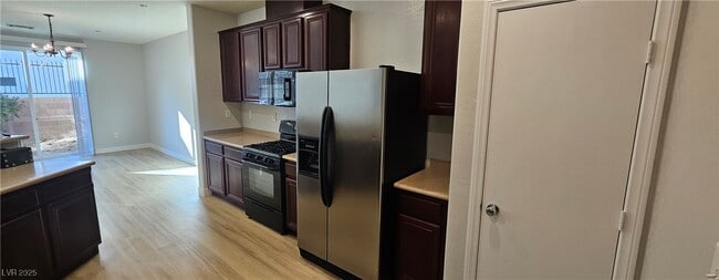 Building Photo - 395 Kensington Palace Ave