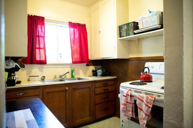 Campus St - Apt A- 2 or 3 bedroom - Slocum Apartments