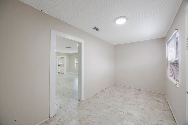 Building Photo - $25 App Fee* Spacious 3bdrm/1bath House **...