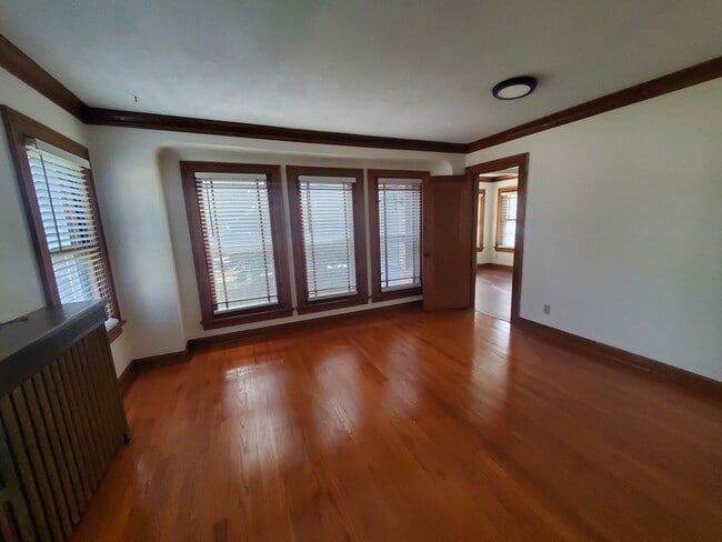 Building Photo - 421 W Oakland Ave