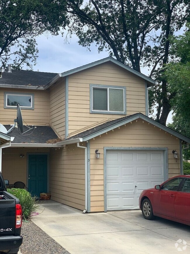 Building Photo - 985 E Lassen Ave