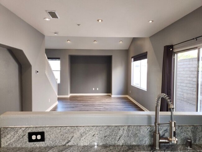 Foto del edificio - Remodeled 3 bedroom townhome in Simi Valley