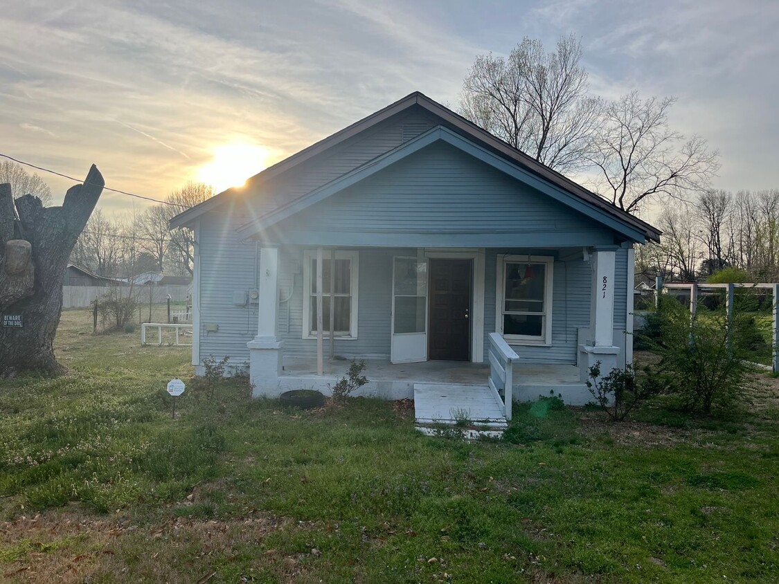 Primary Photo - 821 Church Ave