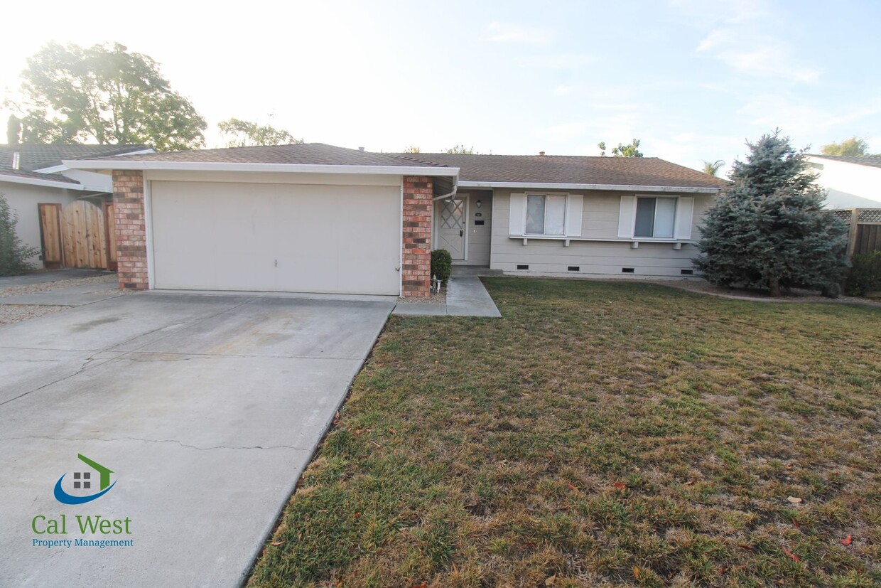 Foto principal - $3,595-Beautiful 3 BD/2 BA Home In Blossom...