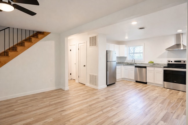 Building Photo - 2122 Sun Cir