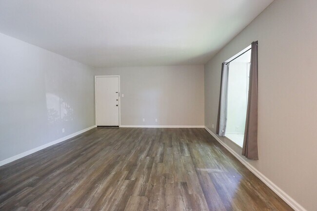 Building Photo - 2 Bed / 1 Bath Condo in Central Tulsa!