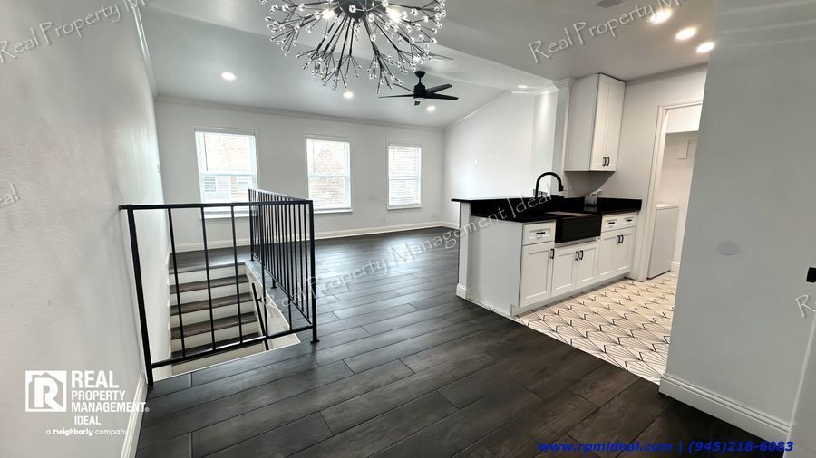 Primary Photo - $1,275 - 1bed / 1Bath - Modern House in Me...