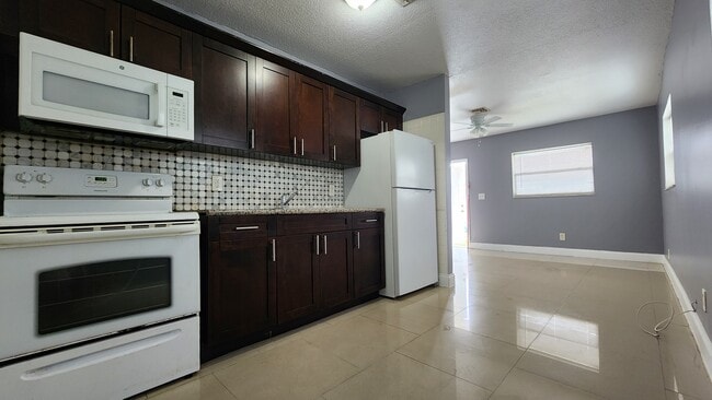 Foto del edificio - 2221 NW 4th Ct
