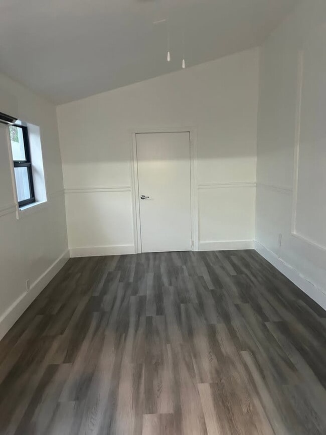 Building Photo - 210 W 53rd Ter