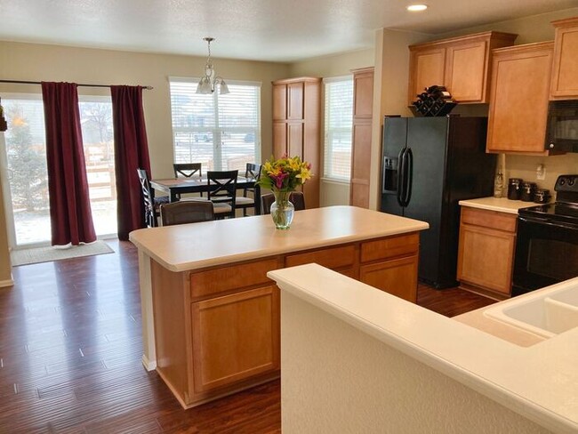 Building Photo - Lovely 3 Bedroom, 2.5 Bathroom Home