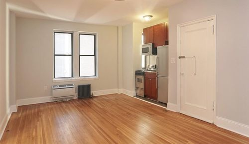 Building Photo - 320 W 24th St
