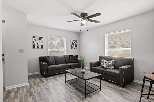 Building Photo - 2114 Main St