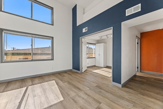 Building Photo - 1540 S Fairfax Ave