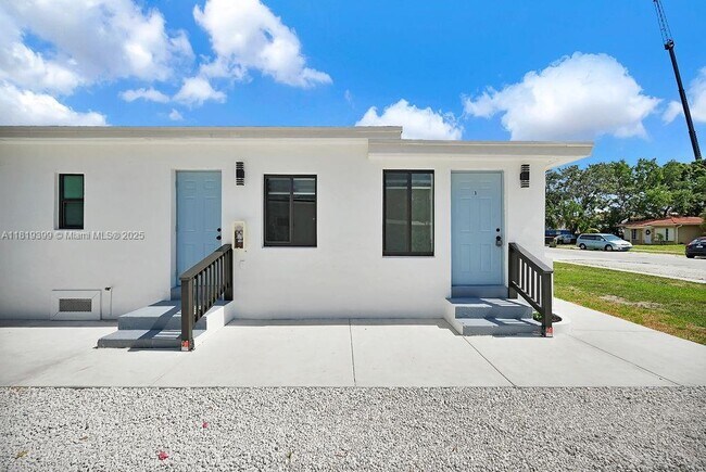Building Photo - 12400 NE 11th Ct