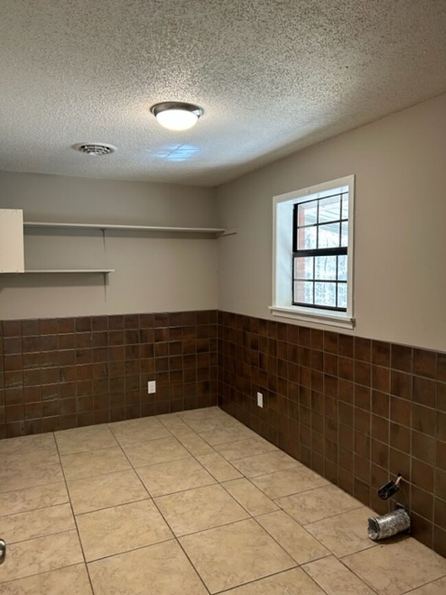 Building Photo - Renovated 3 Bedroom 1.5 Bath Home for Rent!