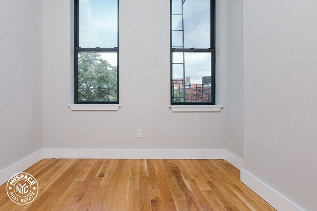Foto del edificio - 97 Wilson Ave