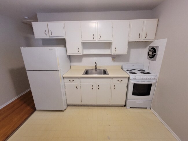 Building Photo - 3222 Airway Ave