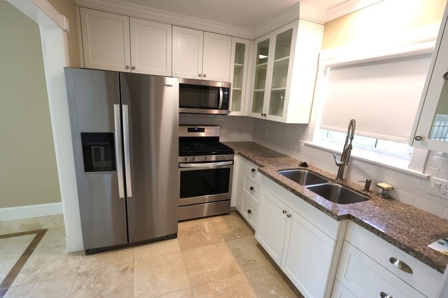 Building Photo - Modern Single ADU in El Segundo!