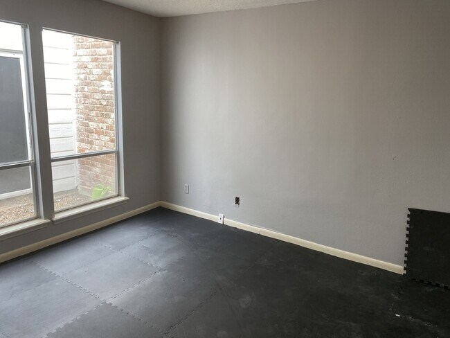 Building Photo - 5 Bendwood Dr