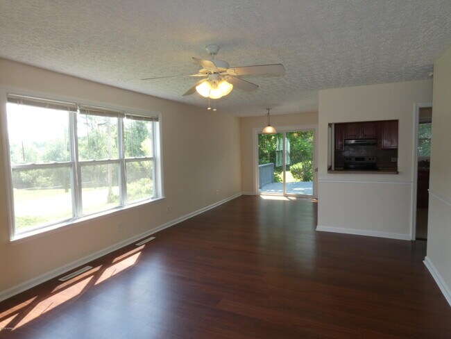 Building Photo - 395 Maple St