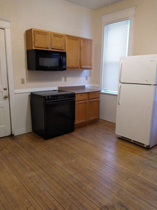 Building Photo - 2535 N. Murray Avenue - 2 Bedroom Lower