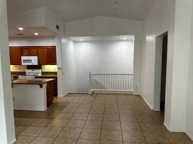 Building Photo - Moreno Valley Townhome for Rent