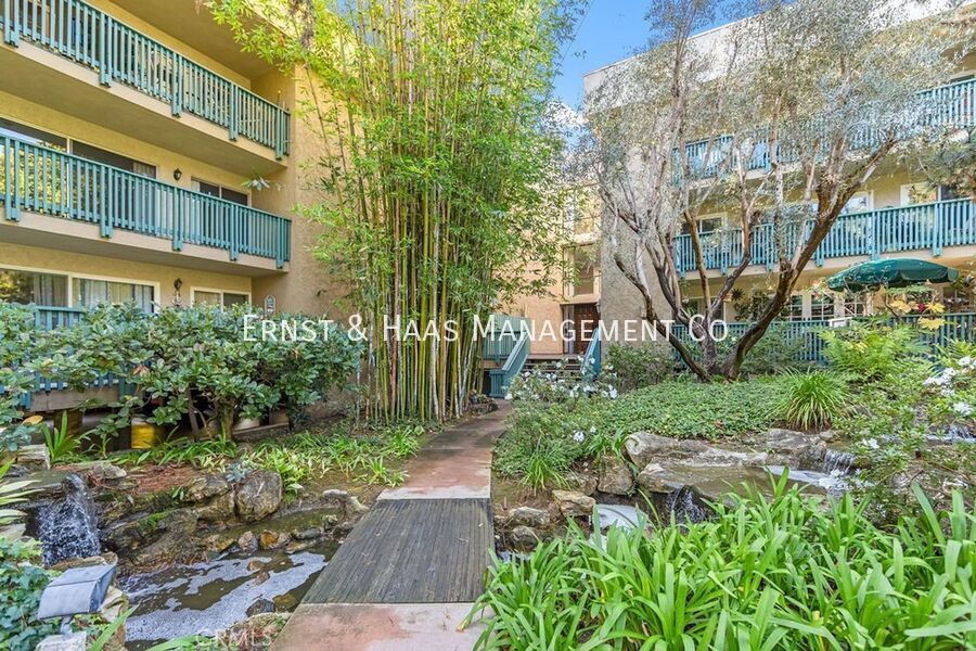 Foto del edificio - Charming 1-Bed, 1-Bath Condo in Prime Long...