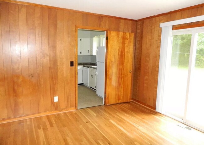 Building Photo - 412 Pearson Dr SW