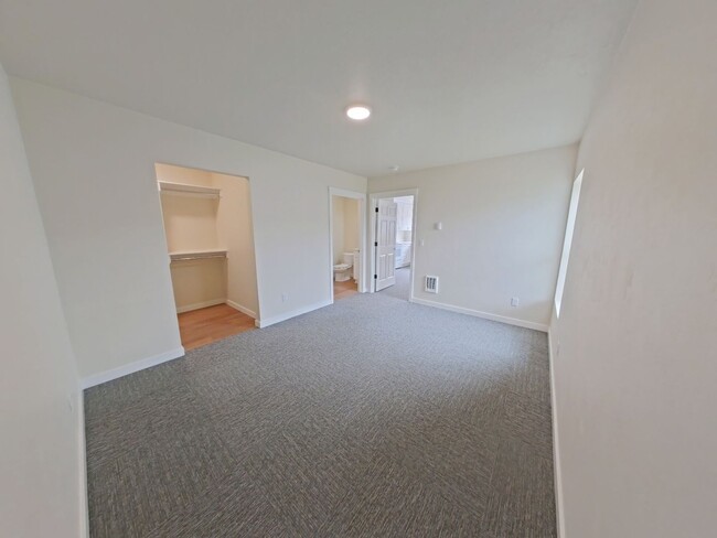 Building Photo - 1 Bedroom- All utilities included