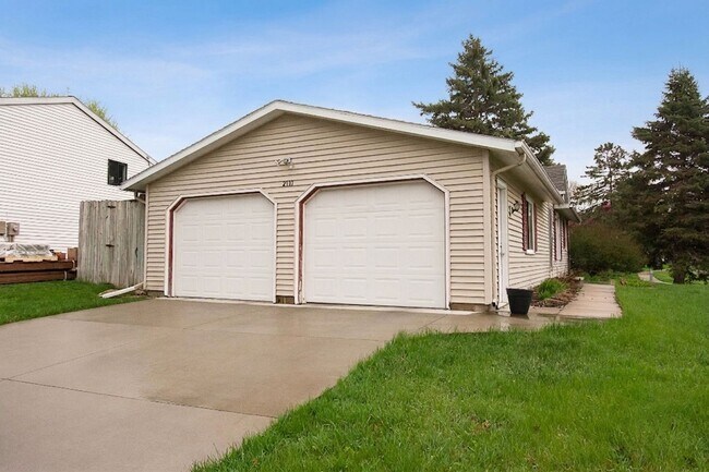 Foto del edificio - Ranch-style home with great fenced yard & patio!