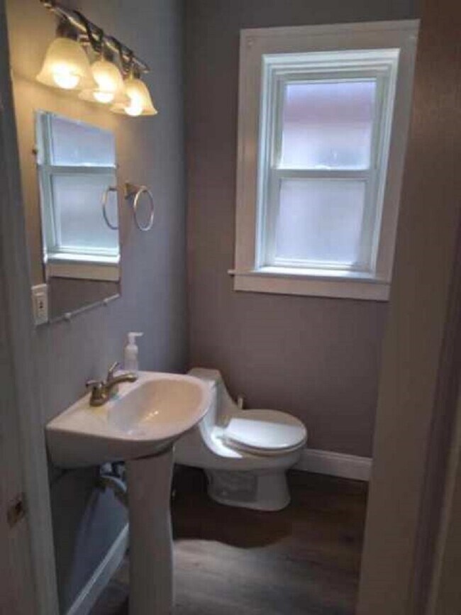 Baño - 7529 Forsyth Blvd