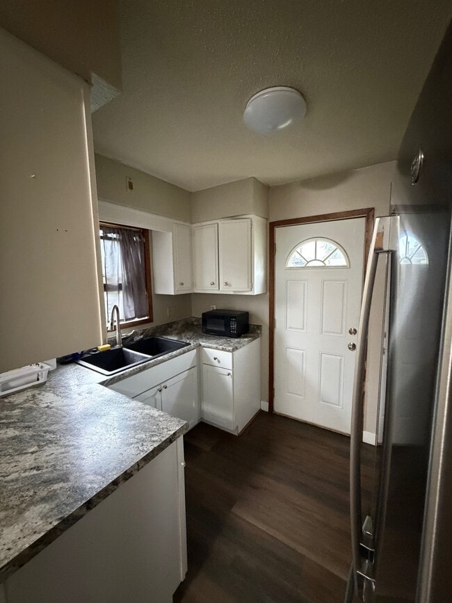 Building Photo - 1330 Delta Dr