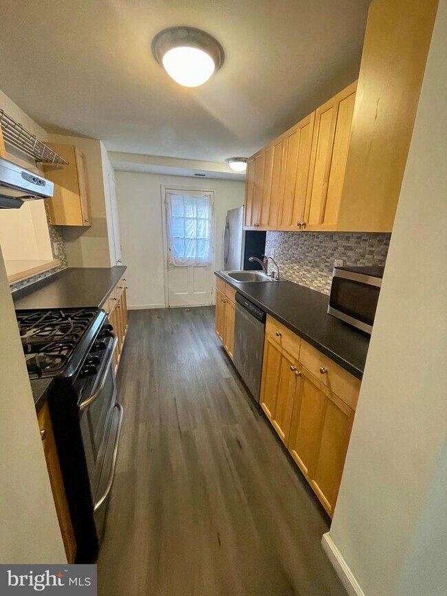 Building Photo - 5915 Mayflower Ct