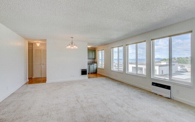 Building Photo - Queen Anne View Condo!!!