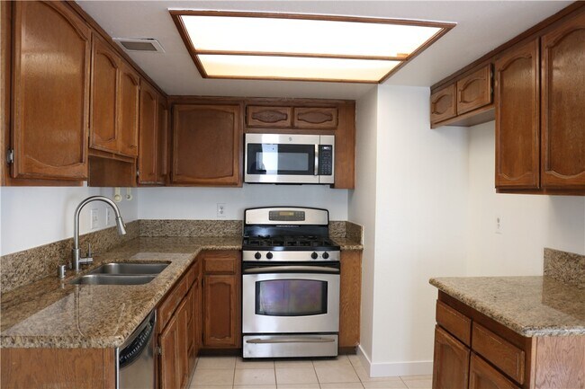 Building Photo - 4527 Brookview Ct